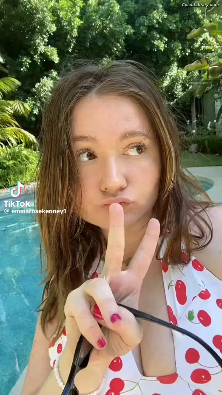 Emma Kenney photo 21 of 428
