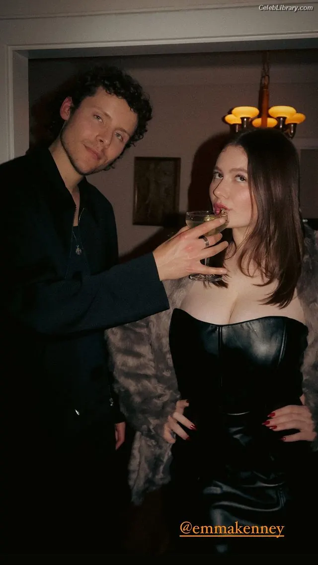 Emma Kenney photo 5 of 428