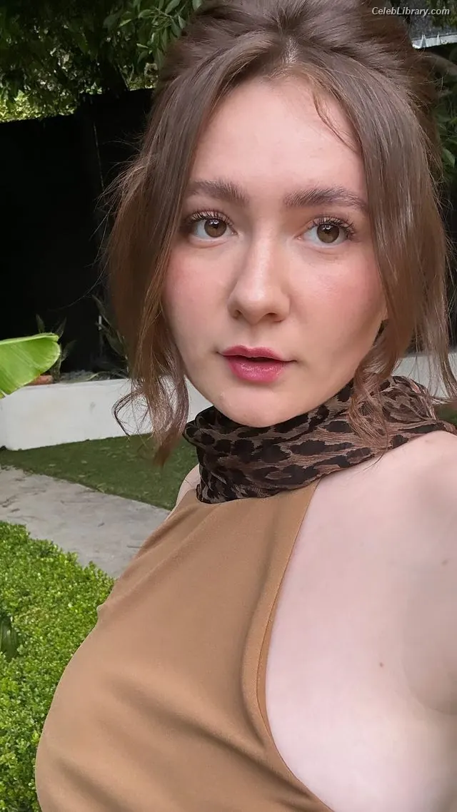 Emma Kenney photo 23 of 428