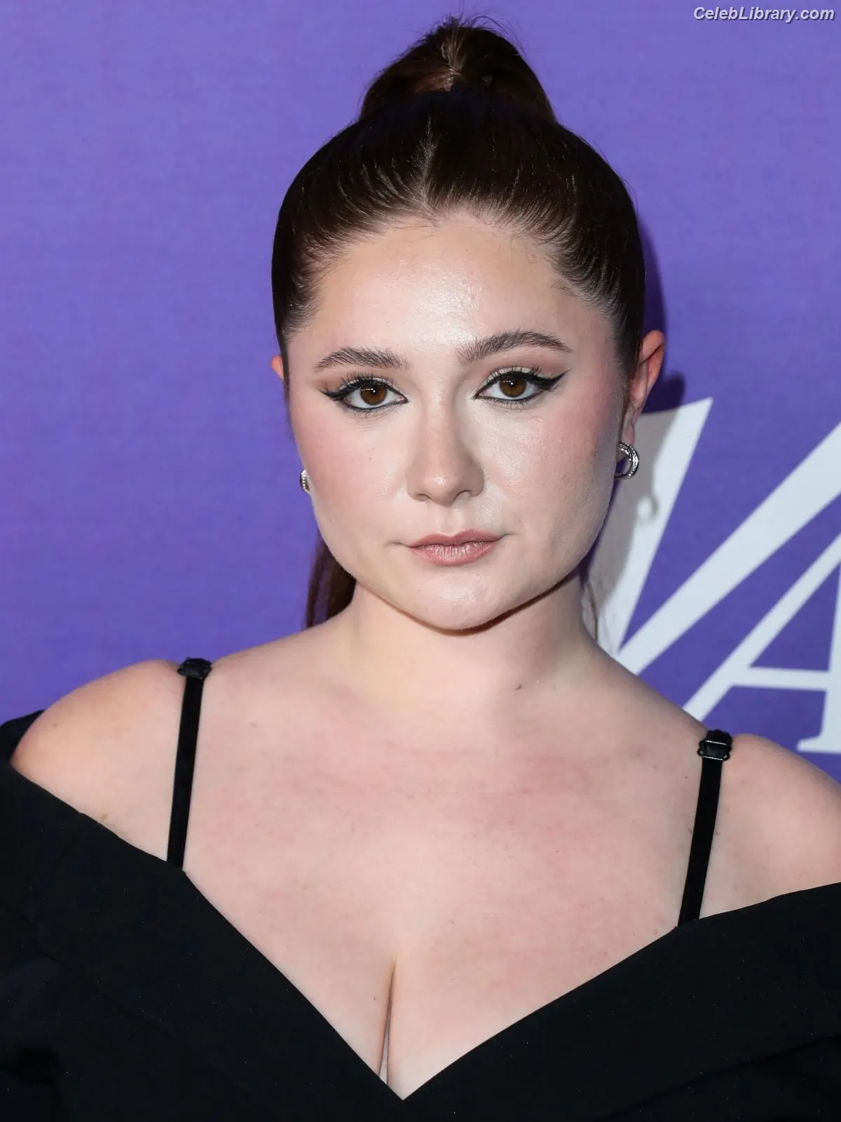 Emma Kenney photo 4 of 428