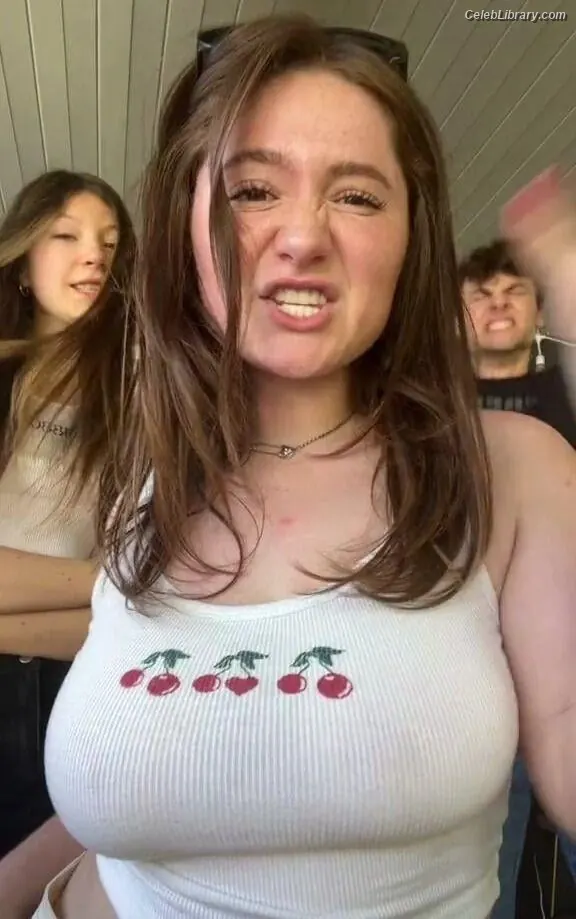 Emma Kenney photo 14 of 428