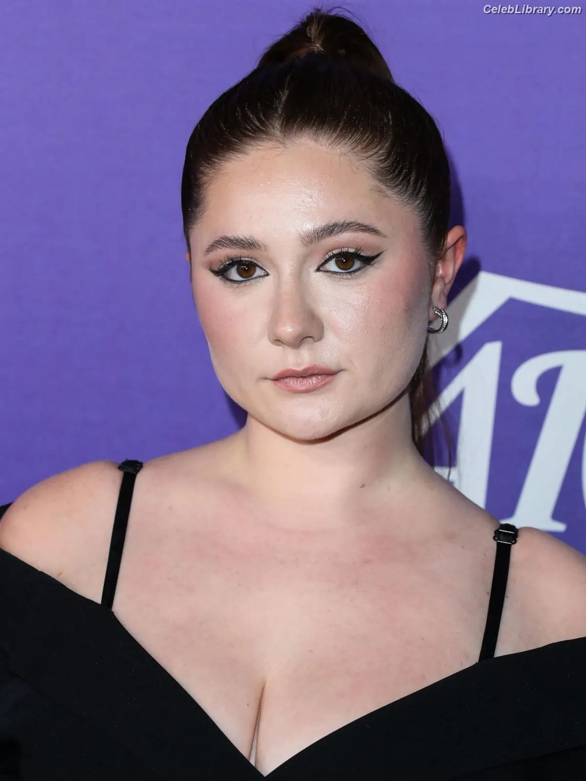 Emma Kenney photo 7 of 428