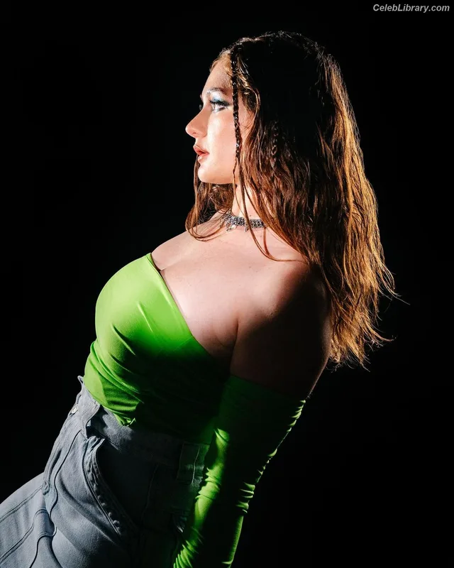Emma Kenney photo 1 of 415