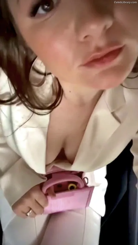 Emma Kenney photo 4 of 415