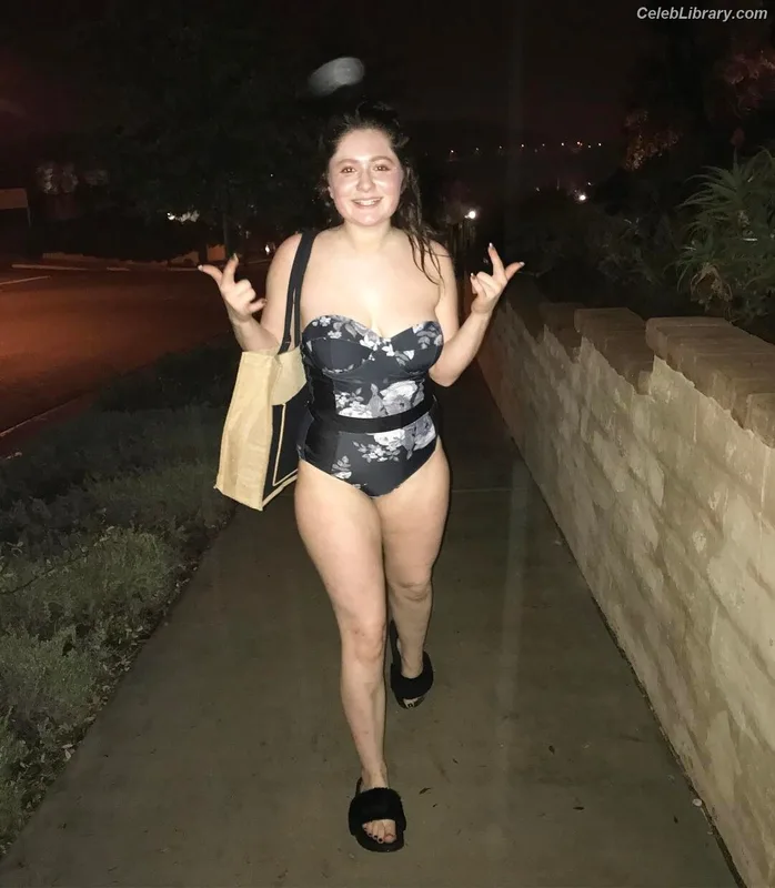 Emma Kenney photo 13 of 415