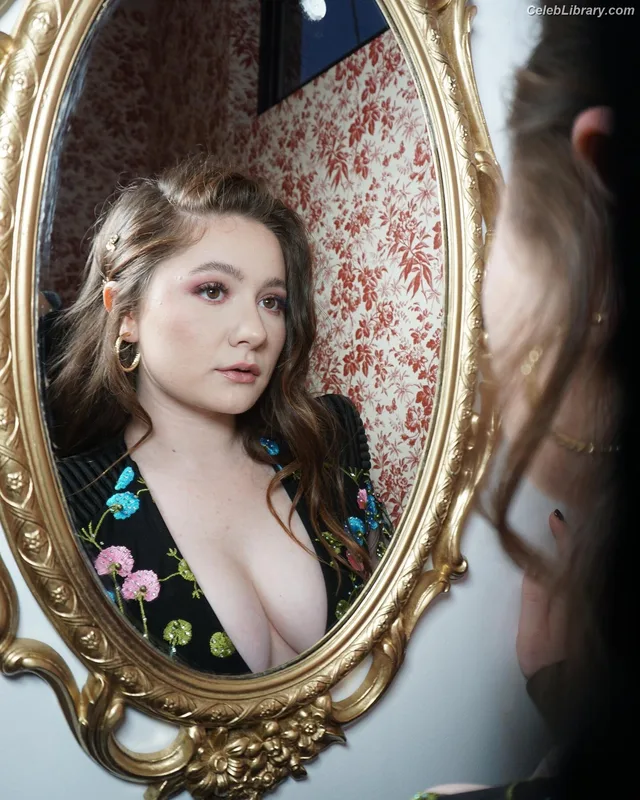Emma Kenney photo 15 of 415