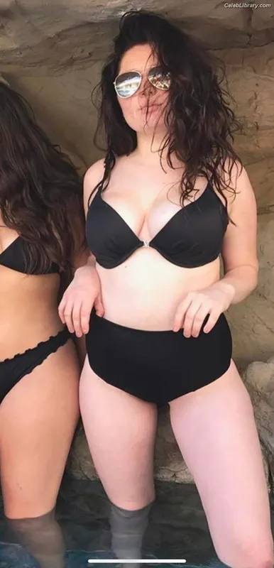 Emma Kenney photo 4 of 415