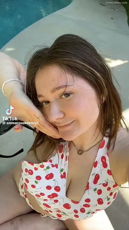Emma Kenney photo 16 of 415