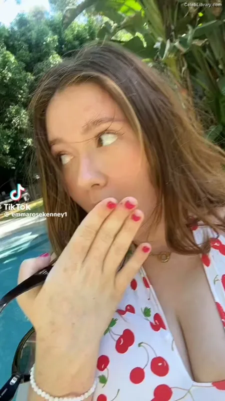 Emma Kenney photo 17 of 415