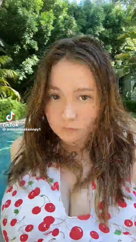 Emma Kenney photo 18 of 415