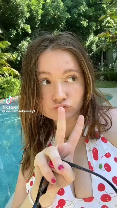 Emma Kenney photo 20 of 415