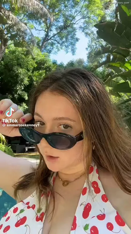 Emma Kenney photo 22 of 415
