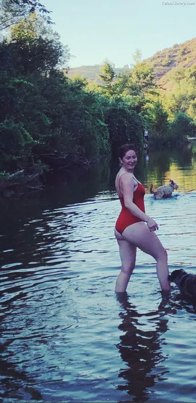 Emma Kenney photo 2 of 415