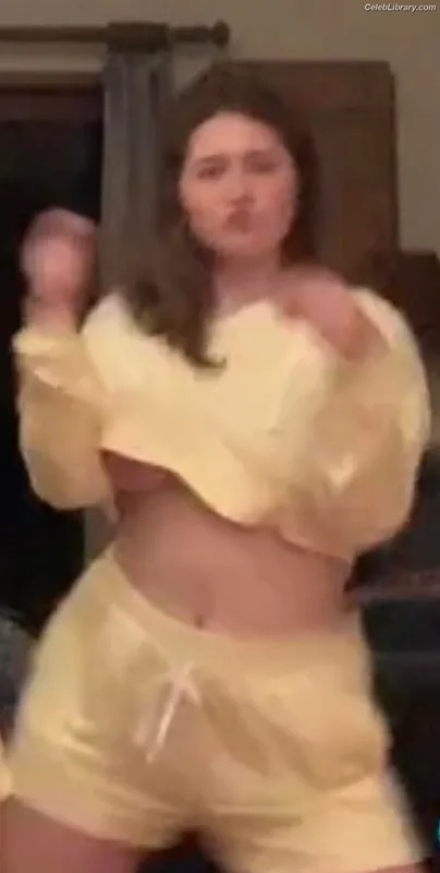 Emma Kenney photo 5 of 415