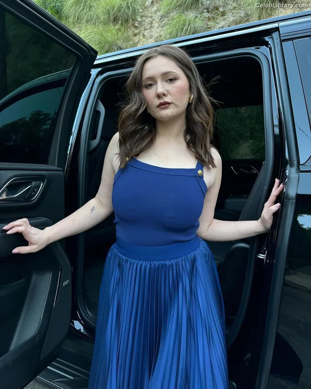 Emma Kenney photo 16 of 415