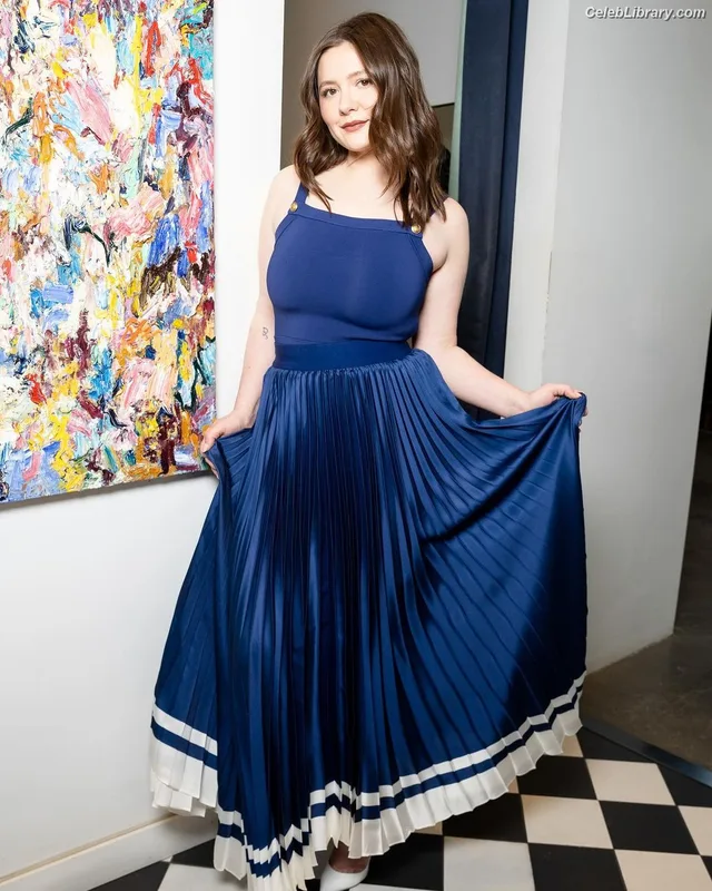 Emma Kenney photo 17 of 415