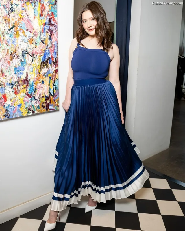 Emma Kenney photo 18 of 415