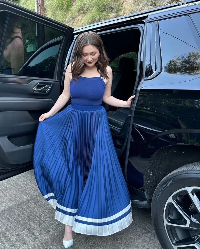 Emma Kenney photo 19 of 415