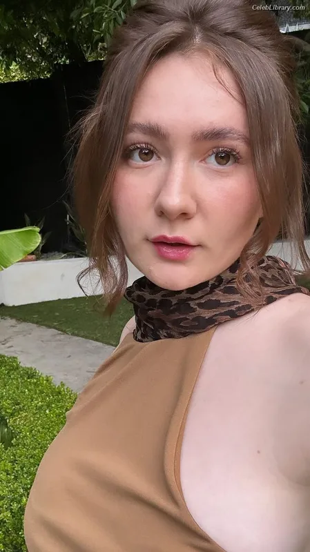 Emma Kenney photo 20 of 415