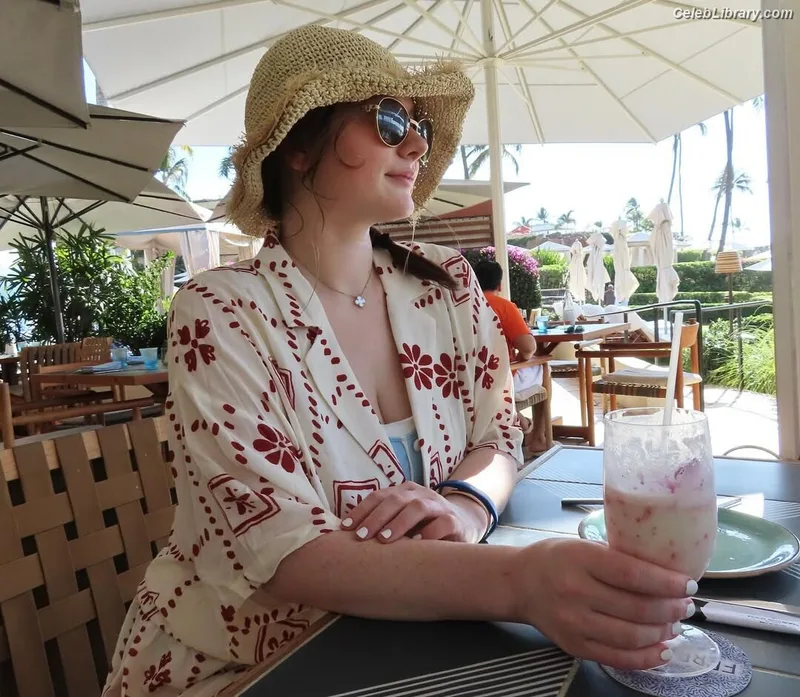 Emma Kenney photo 3 of 415