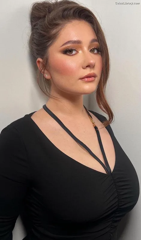 Emma Kenney photo 8 of 415