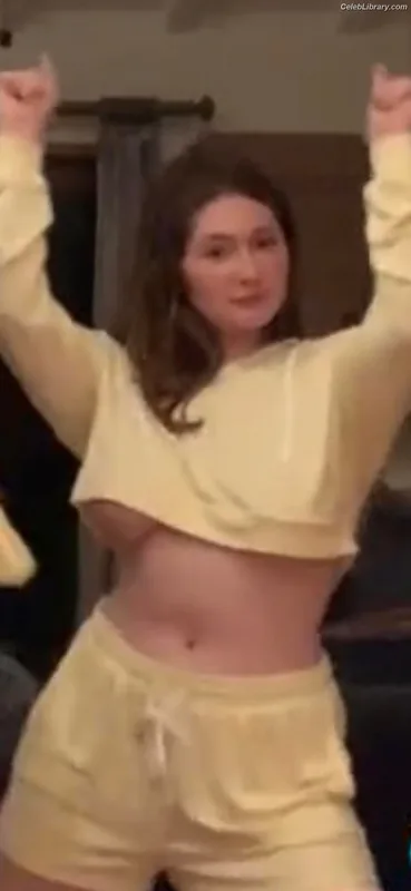 Emma Kenney photo 22 of 415
