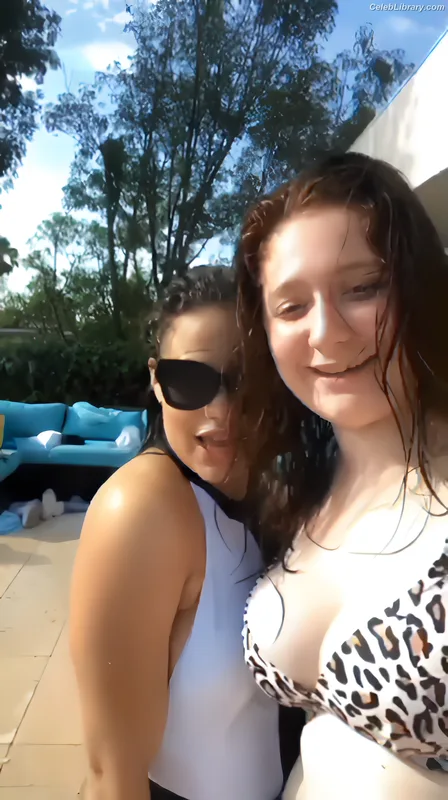 Emma Kenney photo 4 of 415