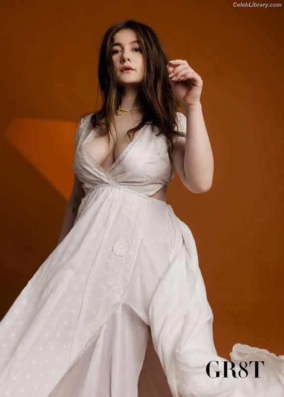 Emma Kenney photo 5 of 415