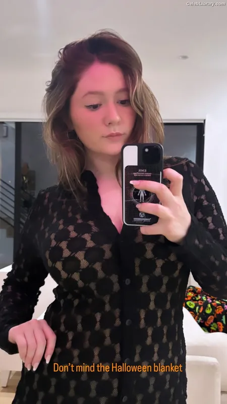 Emma Kenney photo 4 of 415