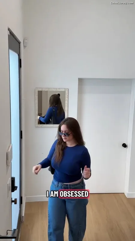 Emma Kenney photo 4 of 415