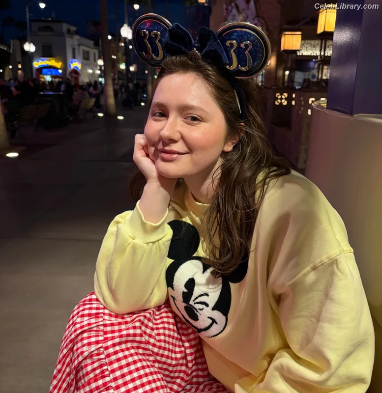 Emma Kenney photo 23 of 415
