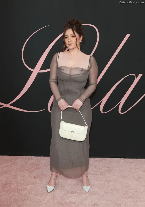 Emma Kenney photo 1 of 415