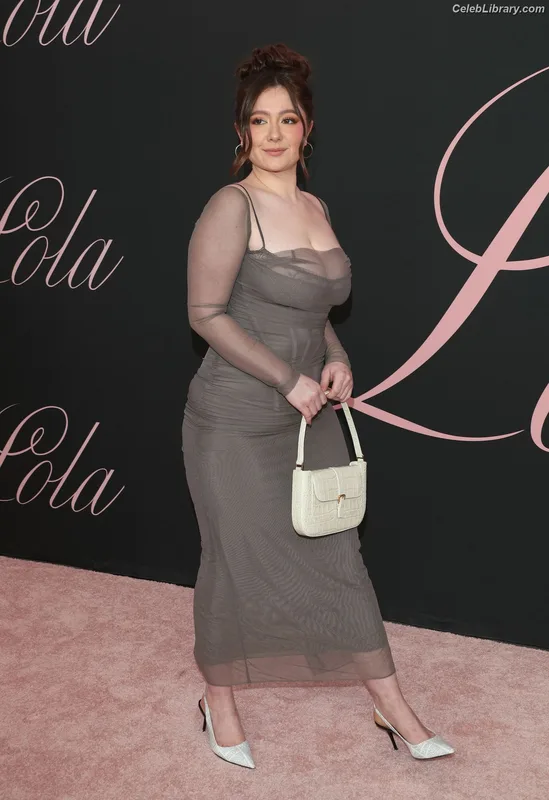 Emma Kenney photo 2 of 415