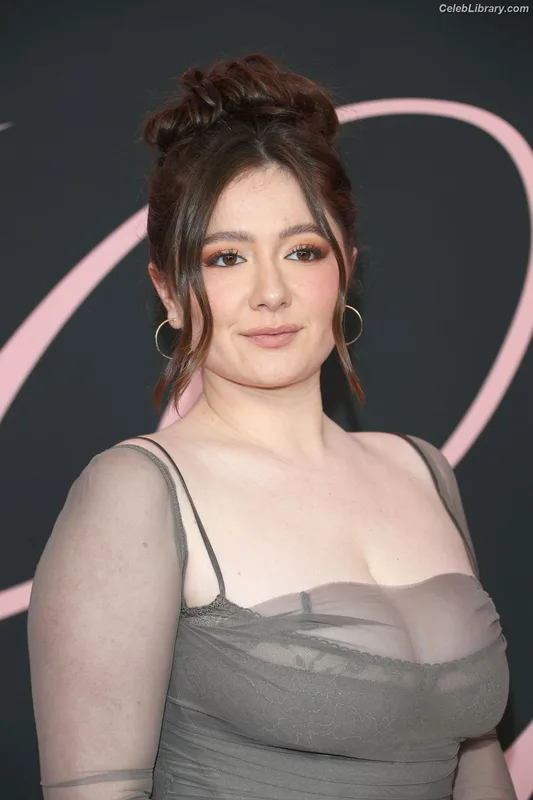 Emma Kenney photo 3 of 415