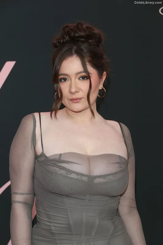 Emma Kenney photo 4 of 415