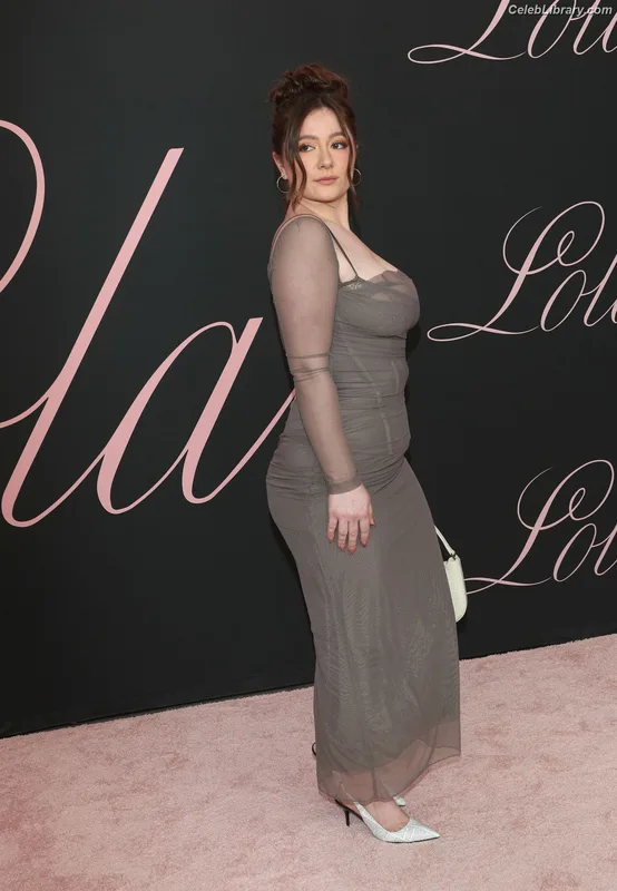 Emma Kenney photo 5 of 415