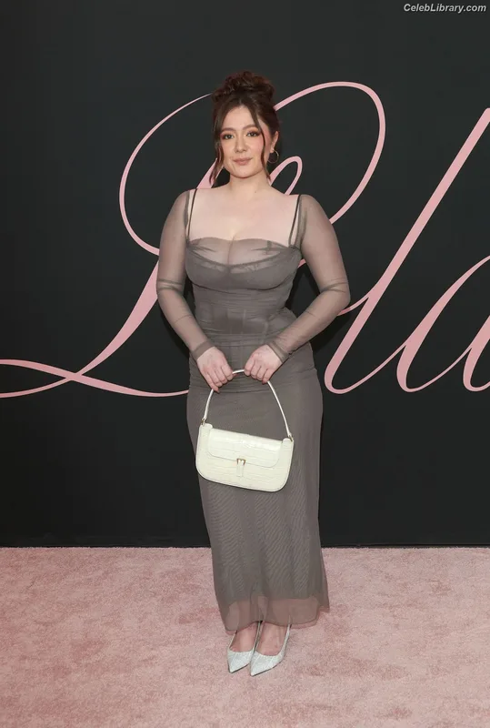 Emma Kenney photo 6 of 415