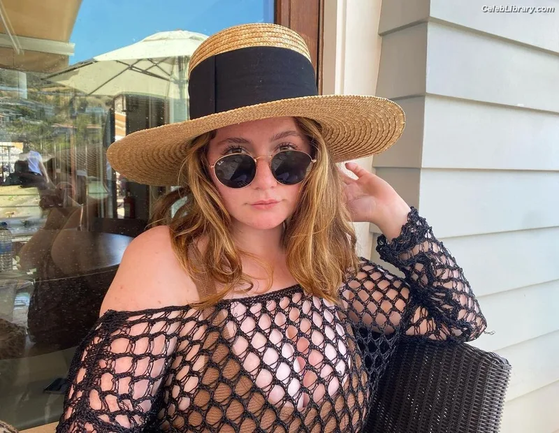 Emma Kenney photo 13 of 415
