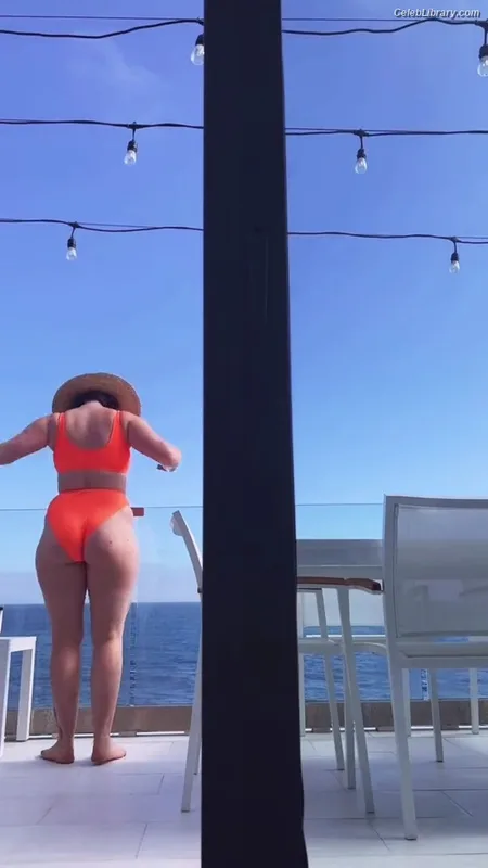 Emma Kenney photo 1 of 415