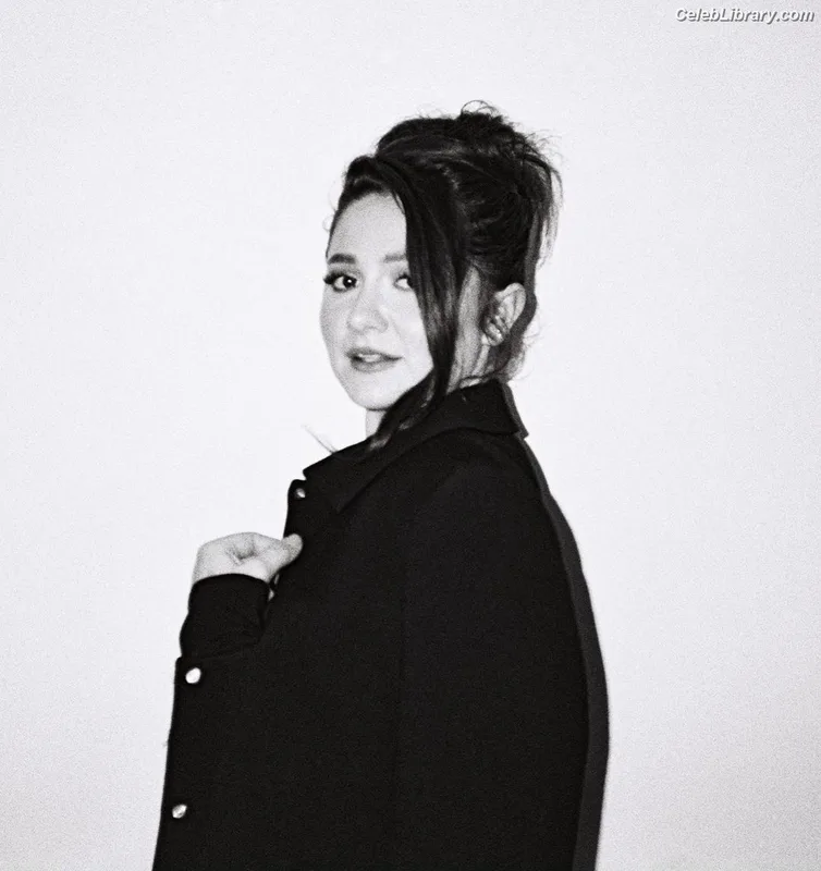 Emma Kenney photo 7 of 415