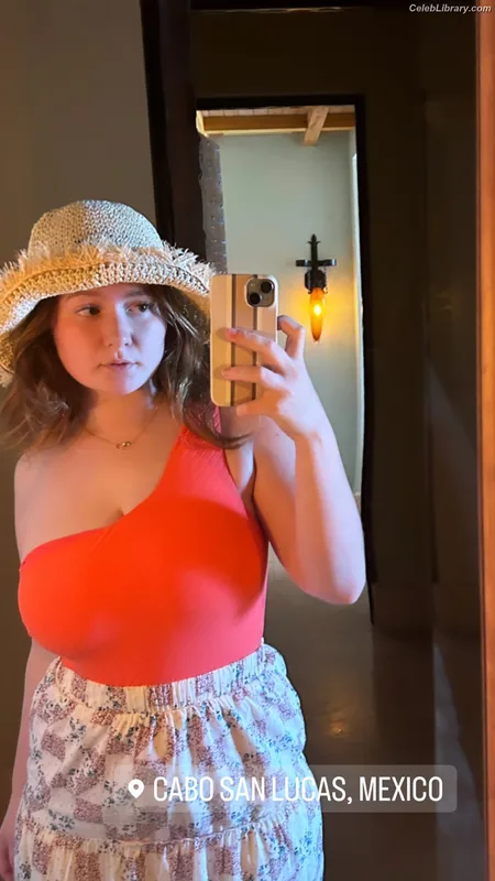 Emma Kenney photo 10 of 415