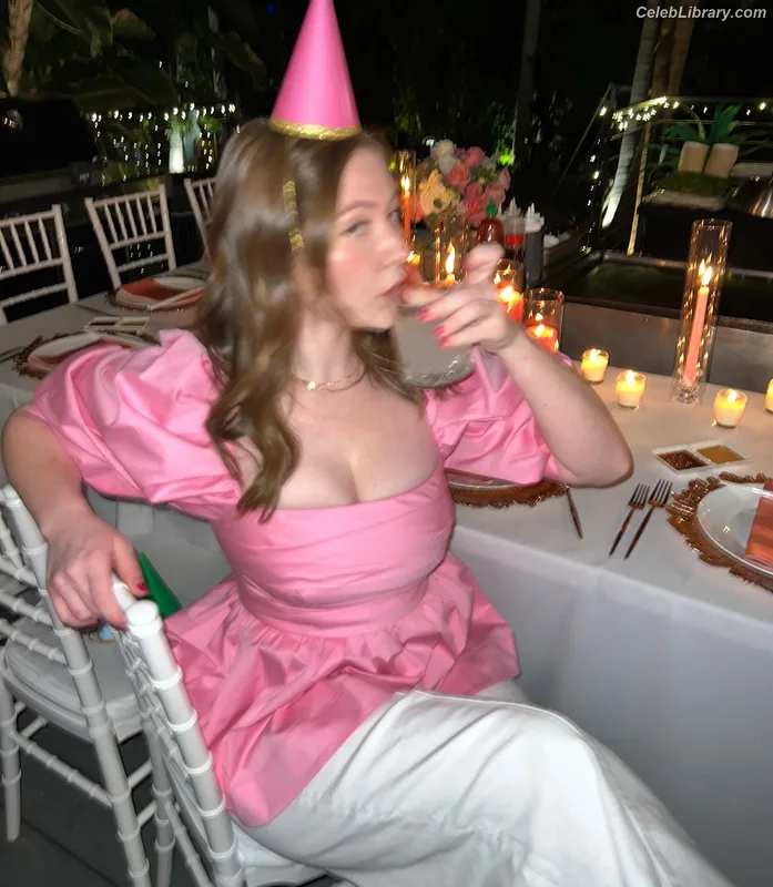 Emma Kenney photo 16 of 415