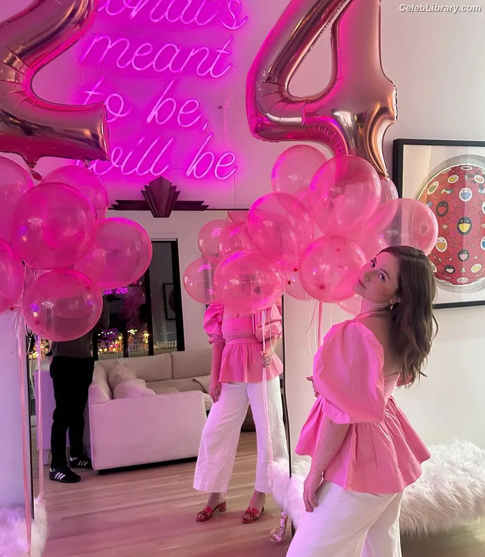 Emma Kenney photo 17 of 415