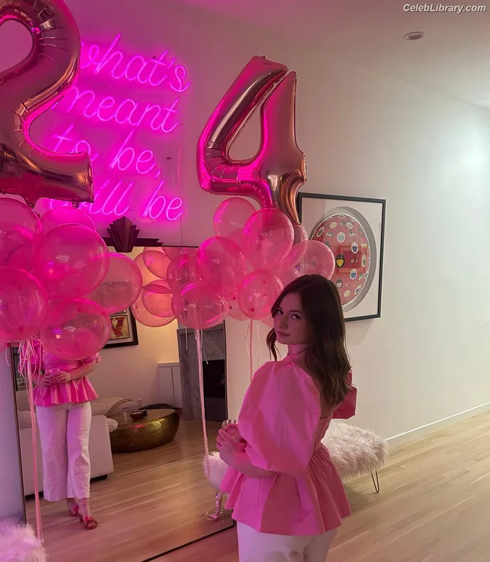 Emma Kenney photo 18 of 415