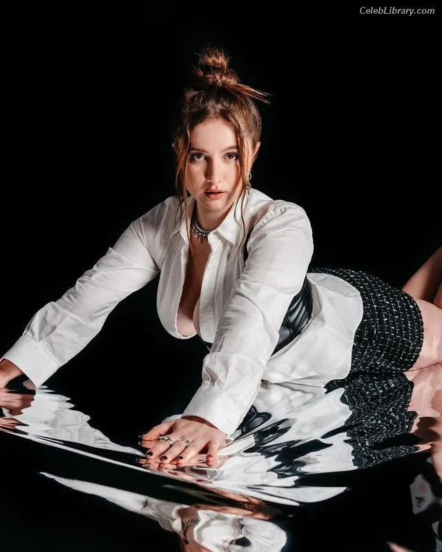 Emma Kenney photo 10 of 415