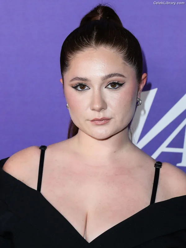 Emma Kenney photo 17 of 415