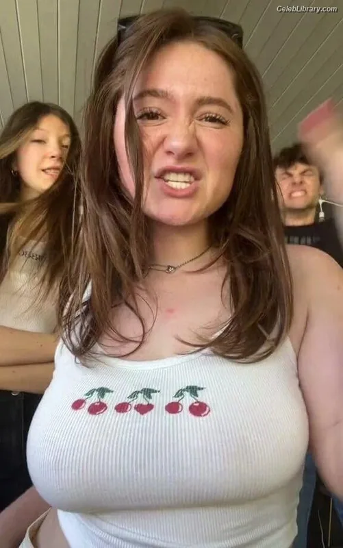 Emma Kenney photo 24 of 415