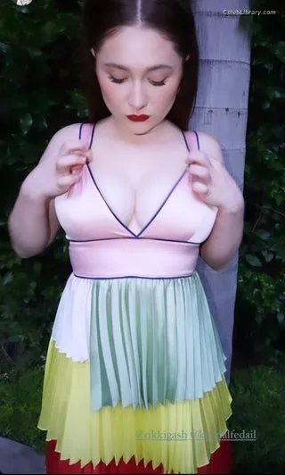Emma Kenney photo 2 of 415