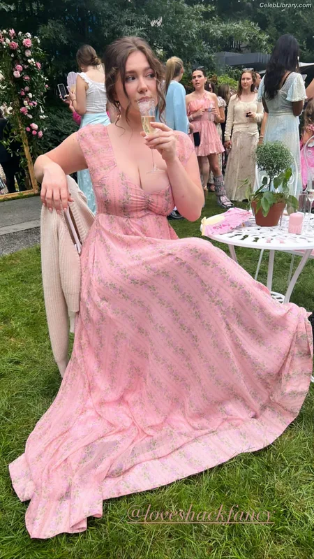 Emma Kenney photo 5 of 415