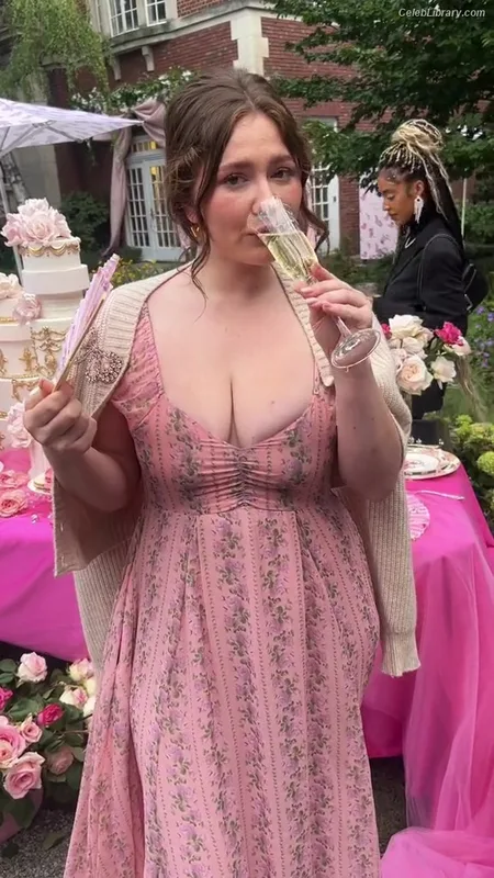 Emma Kenney photo 9 of 415
